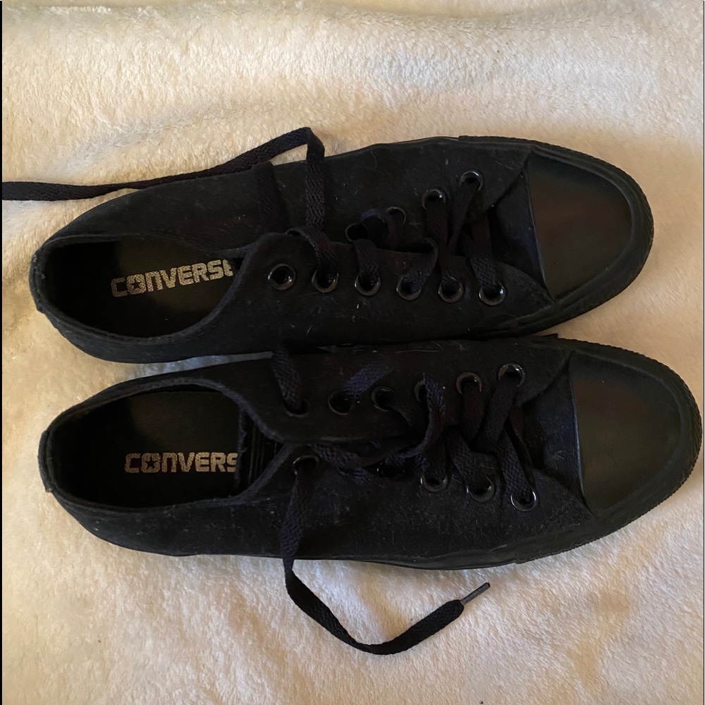Black low top converse